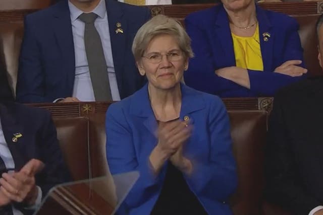<p>Elizabeth Warren sarcastically applauds Trump insult</p>