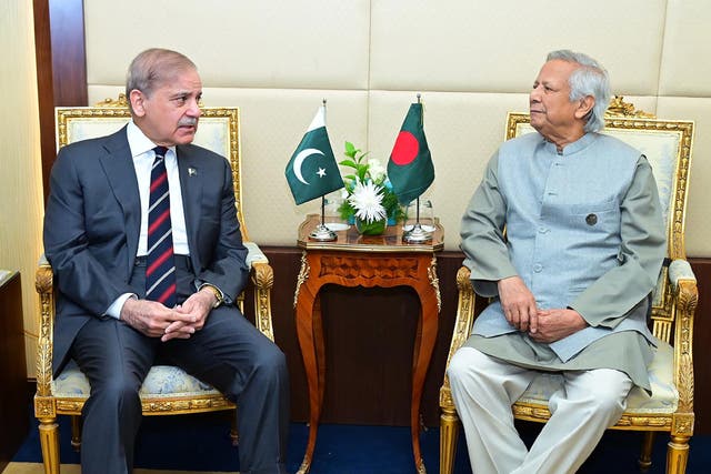 <p>File. Pakistan's prime minister Shehbaz Sharif, left, with Bangladesh's interim leader Muhammad Yunus during a meeting in Cairo on 19 December 2024</p>